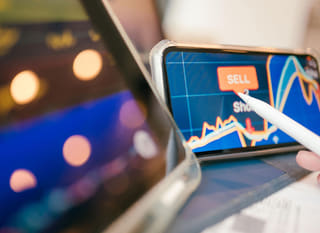 Operatore di mercato che esamina opzioni su Bitcoin, Ethereum e forex