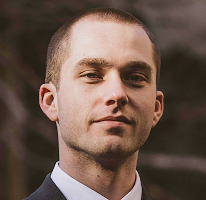 Analista di trading crypto esperto, Thomas Whitfield, ritratto.